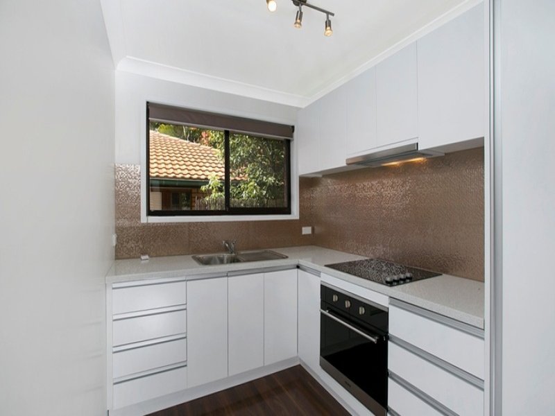 2/10 Shillito Street SOUTHPORT 1