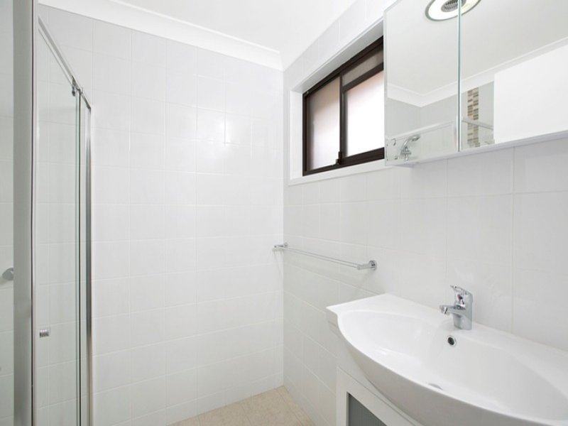 2/10 Shillito Street SOUTHPORT 3