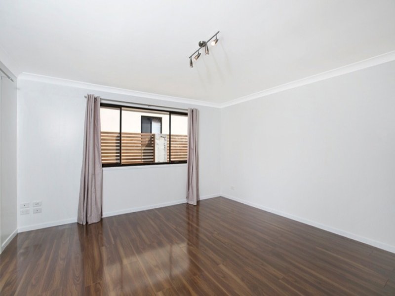 2/10 Shillito Street SOUTHPORT 4