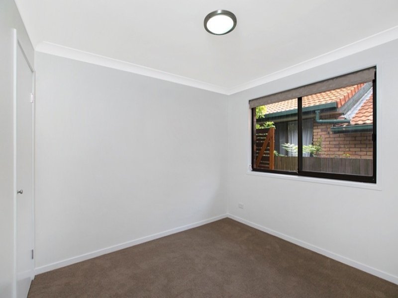 2/10 Shillito Street SOUTHPORT 5