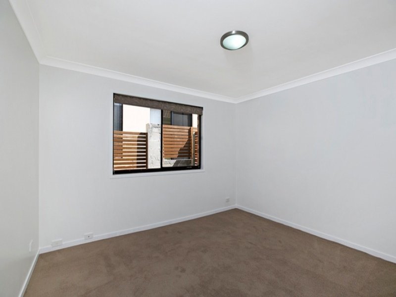 2/10 Shillito Street SOUTHPORT 6