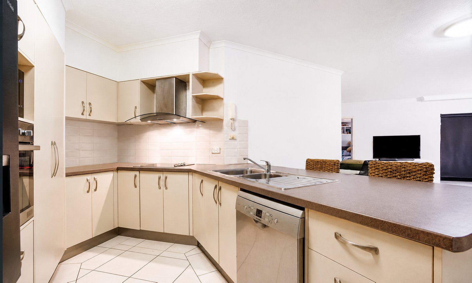 2/10 Tarcoola Crescent SURFERS PARADISE 2