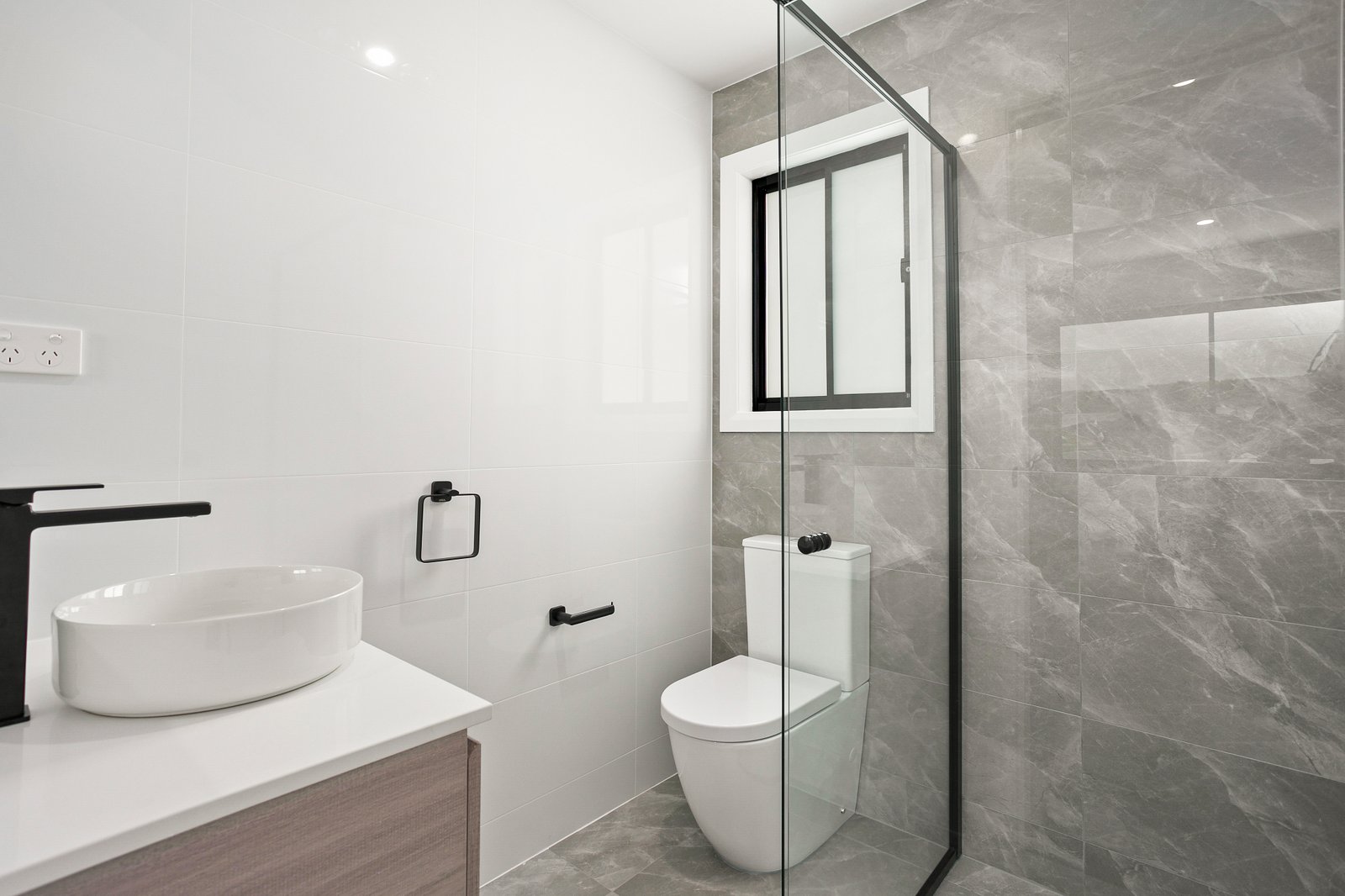 2/10 Taylor Rd  ALBION PARK 7