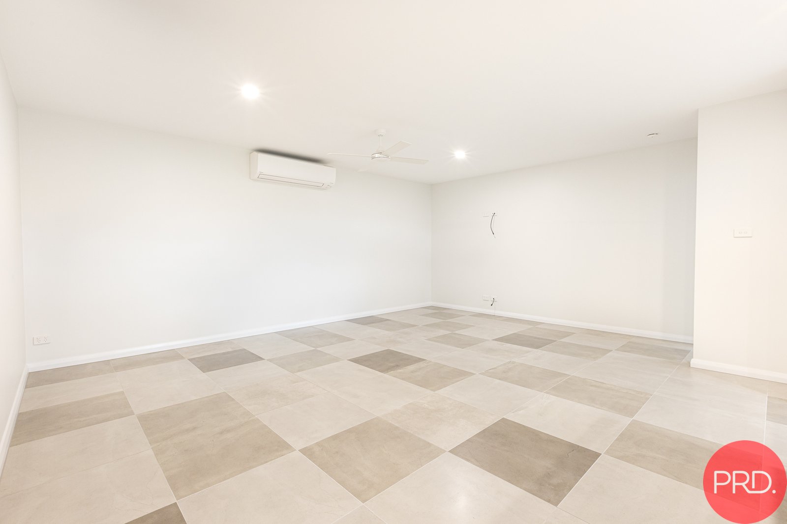 2/107 Windermere Road LOCHINVAR 2