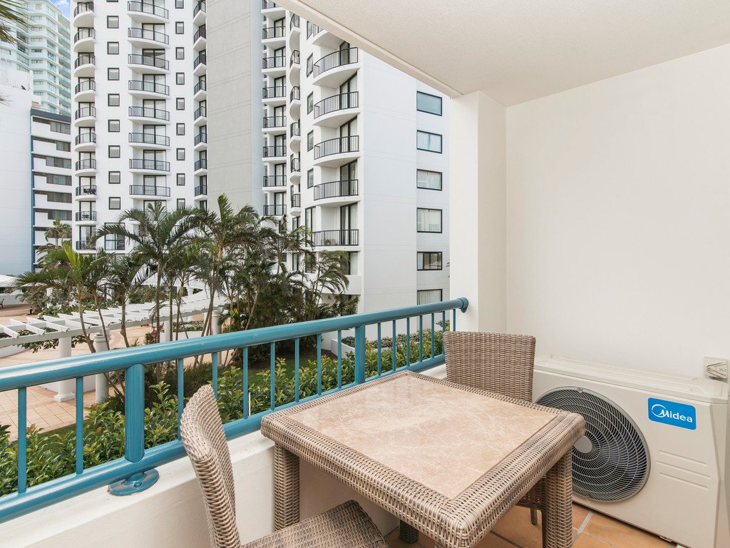210/99 Griffith Street COOLANGATTA 9