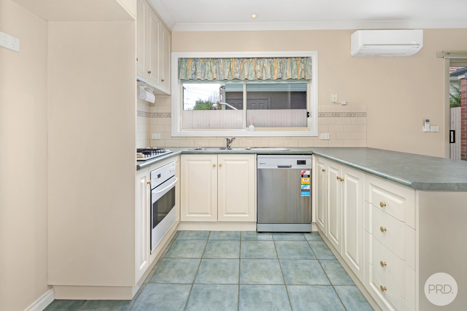 2/11 Alexander Avenue WENDOUREE 3