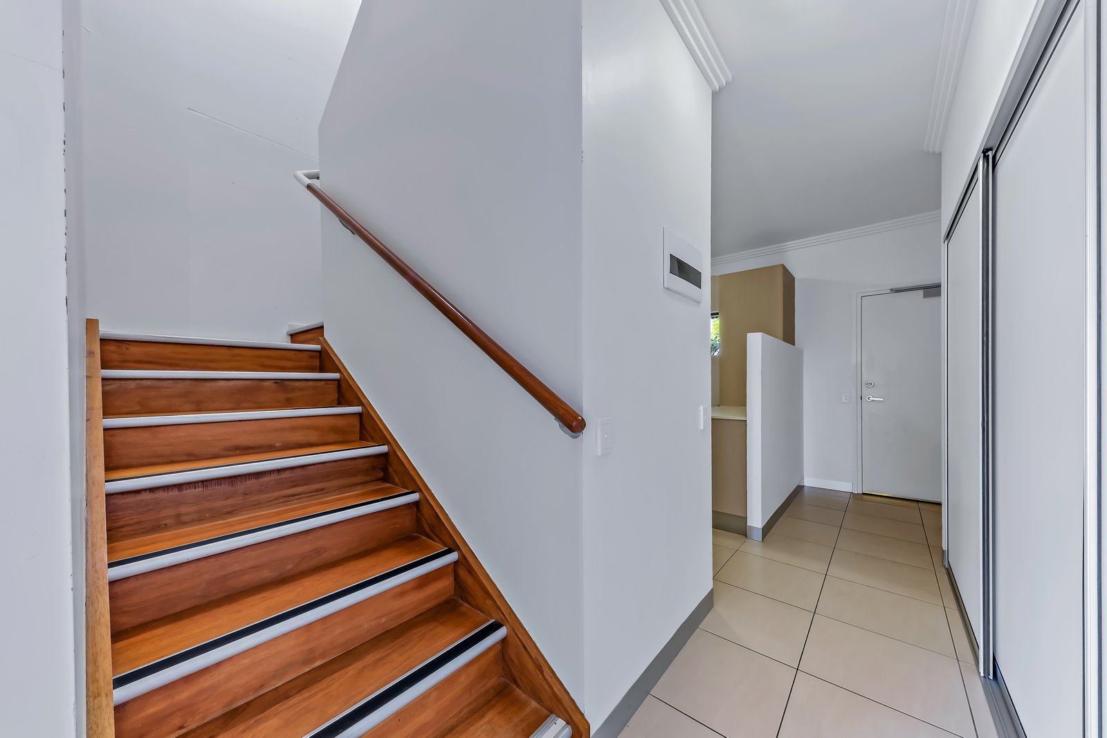 2/11 Eshelby Drive CANNONVALE 2