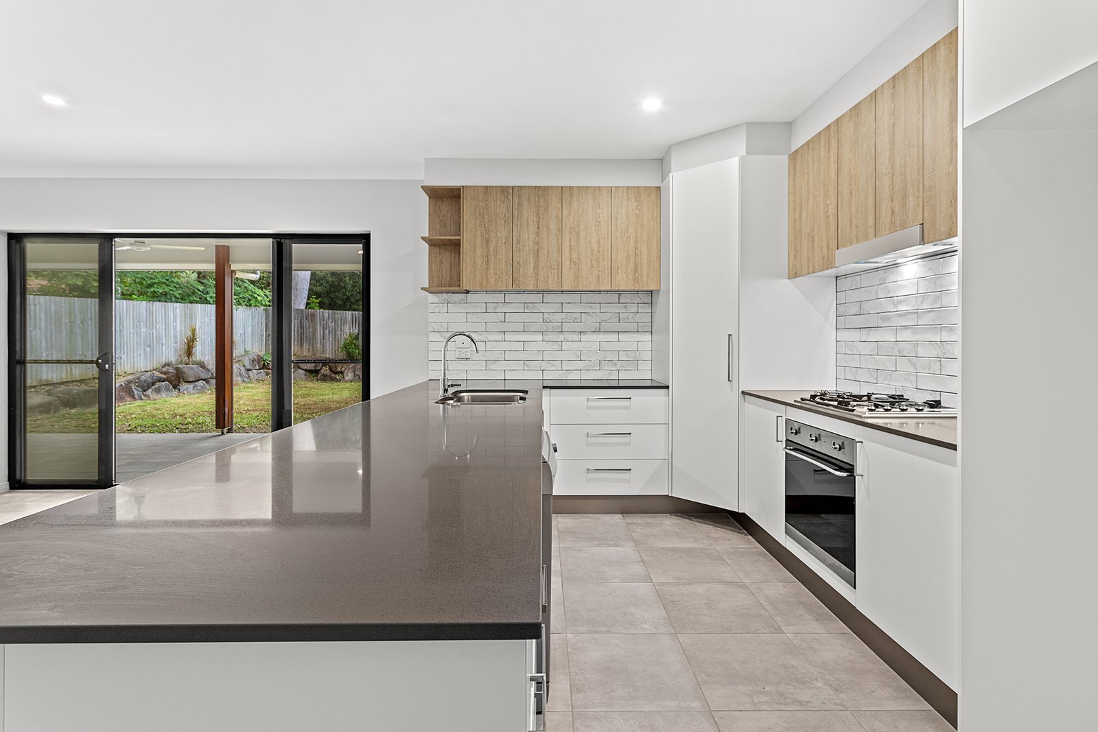 2/11 Jessamine Close CANNONVALE 3