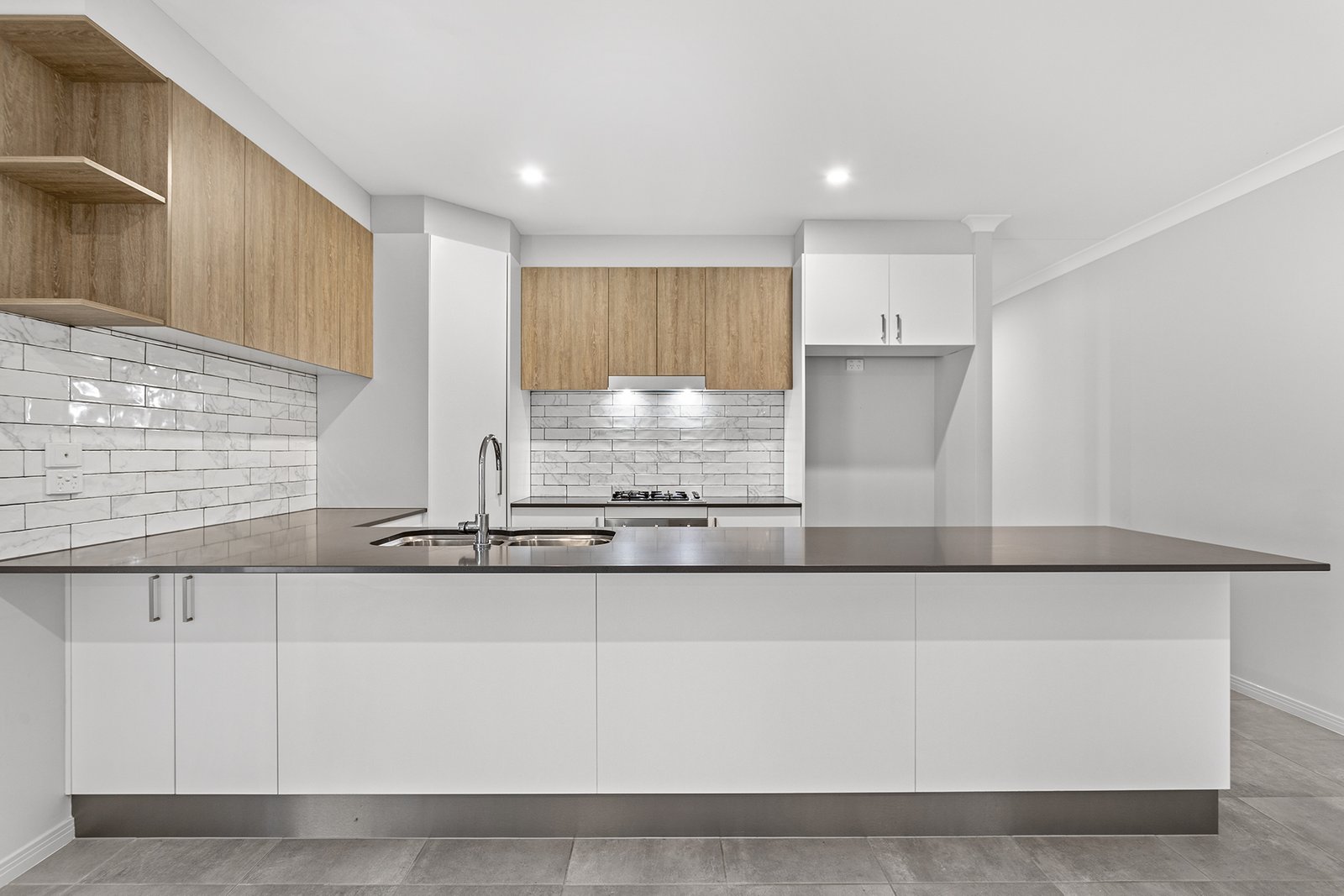 2/11 Jessamine Close CANNONVALE 4