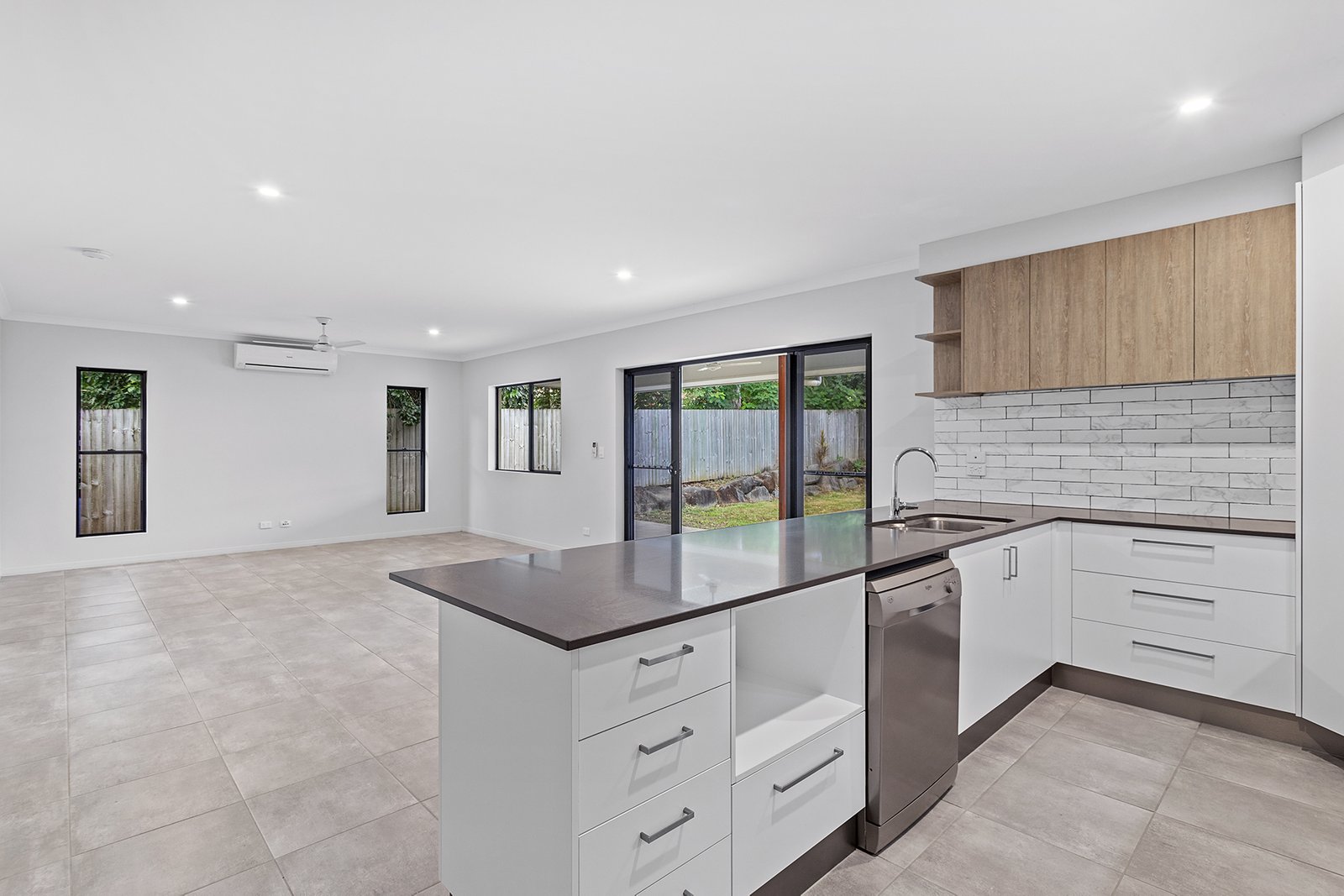 2/11 Jessamine Close CANNONVALE 5