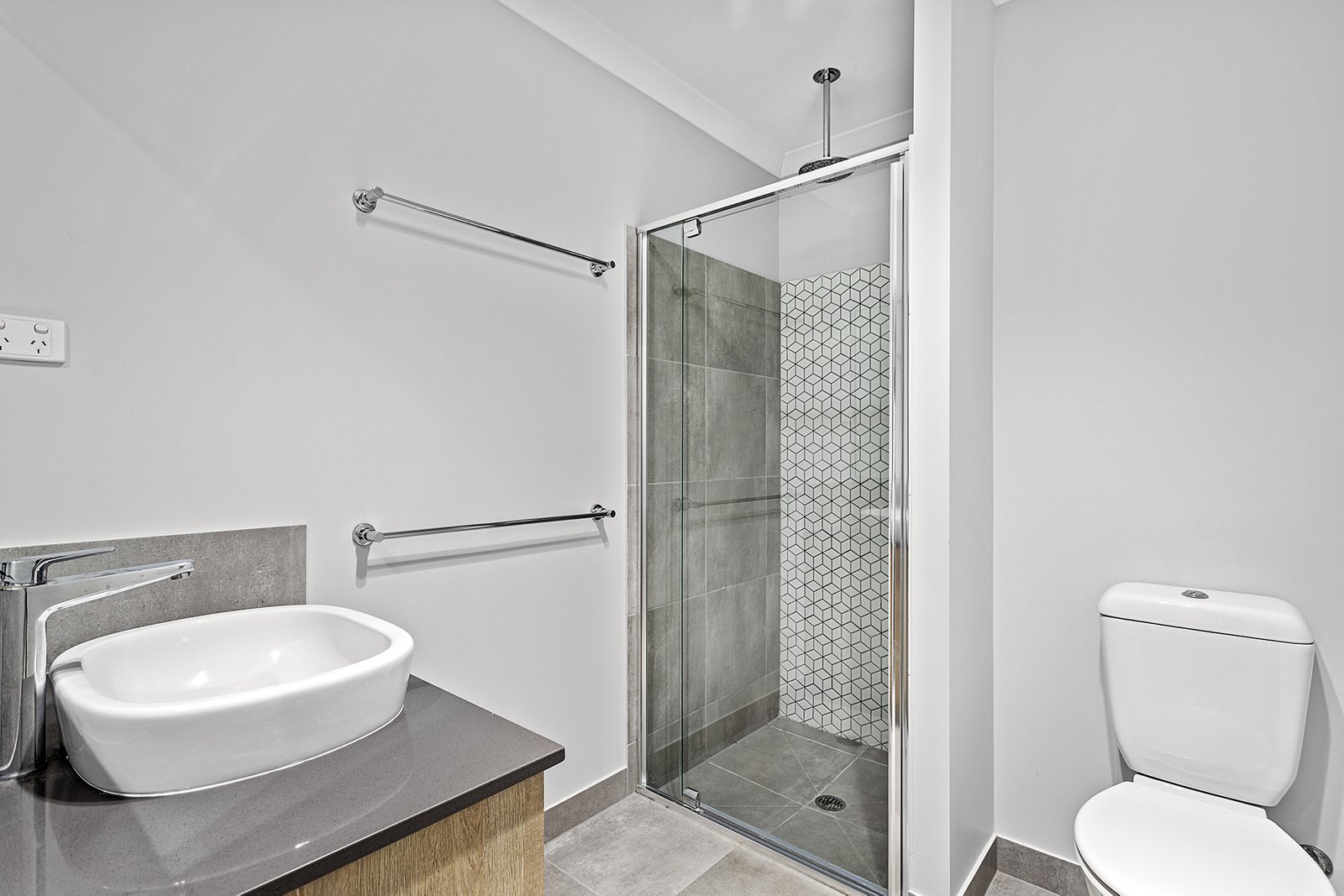 2/11 Jessamine Close CANNONVALE 8