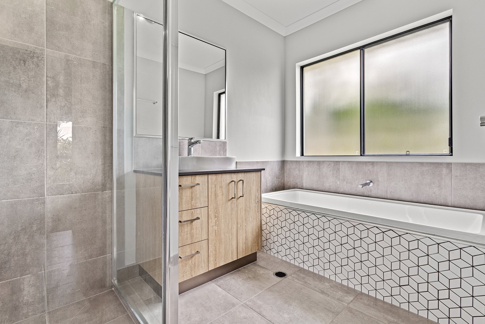 2/11 Jessamine Close CANNONVALE 11