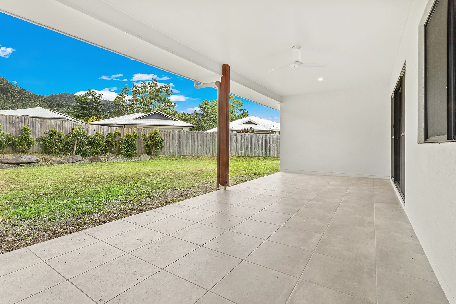 2/11 Jessamine Close CANNONVALE 12
