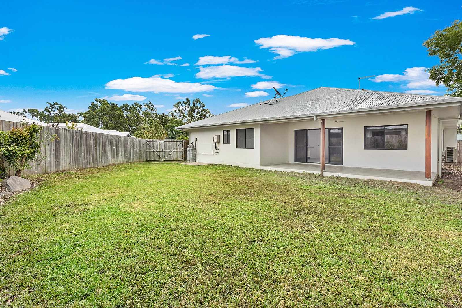 2/11 Jessamine Close CANNONVALE 13