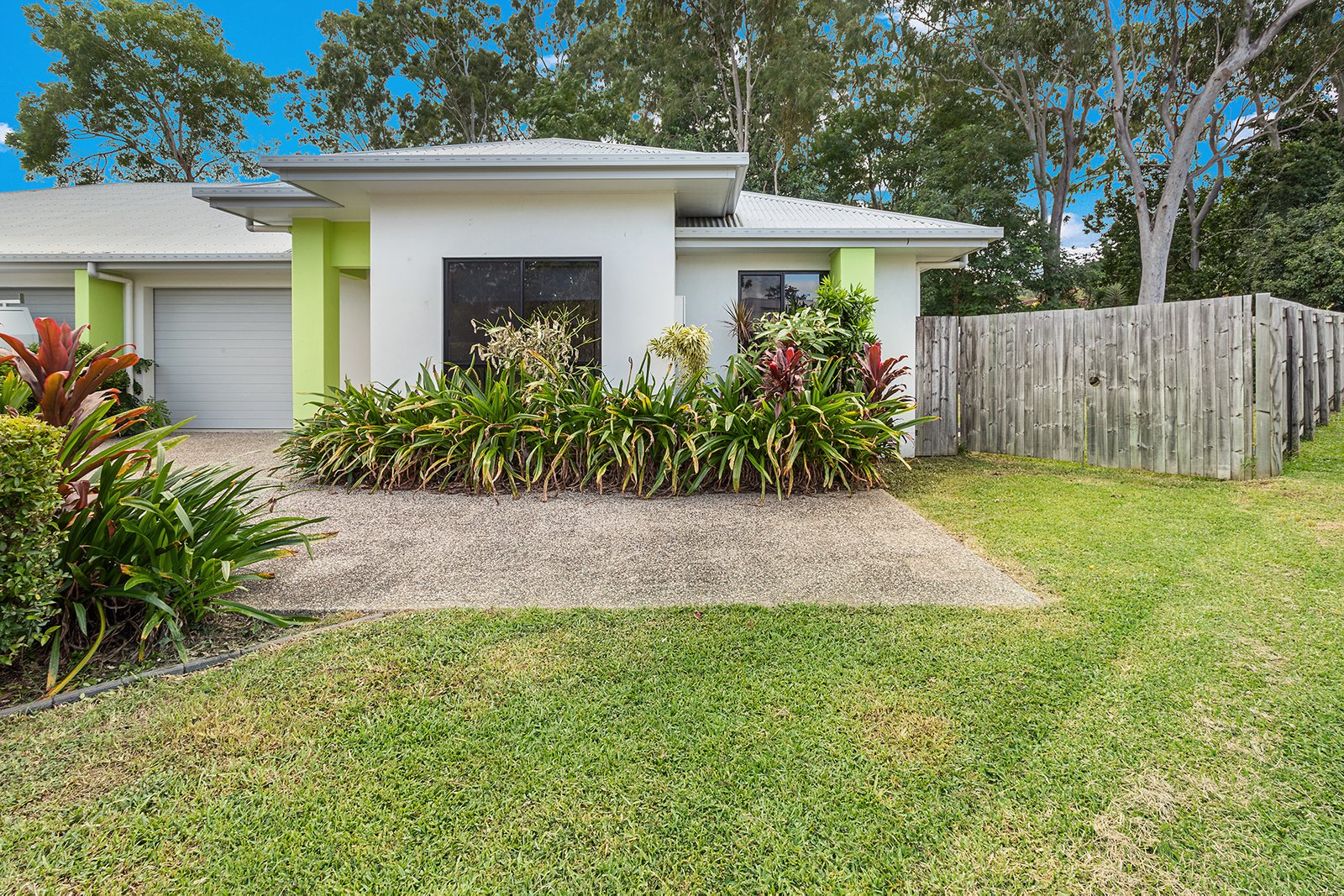 2/11 Jessamine Close CANNONVALE 1
