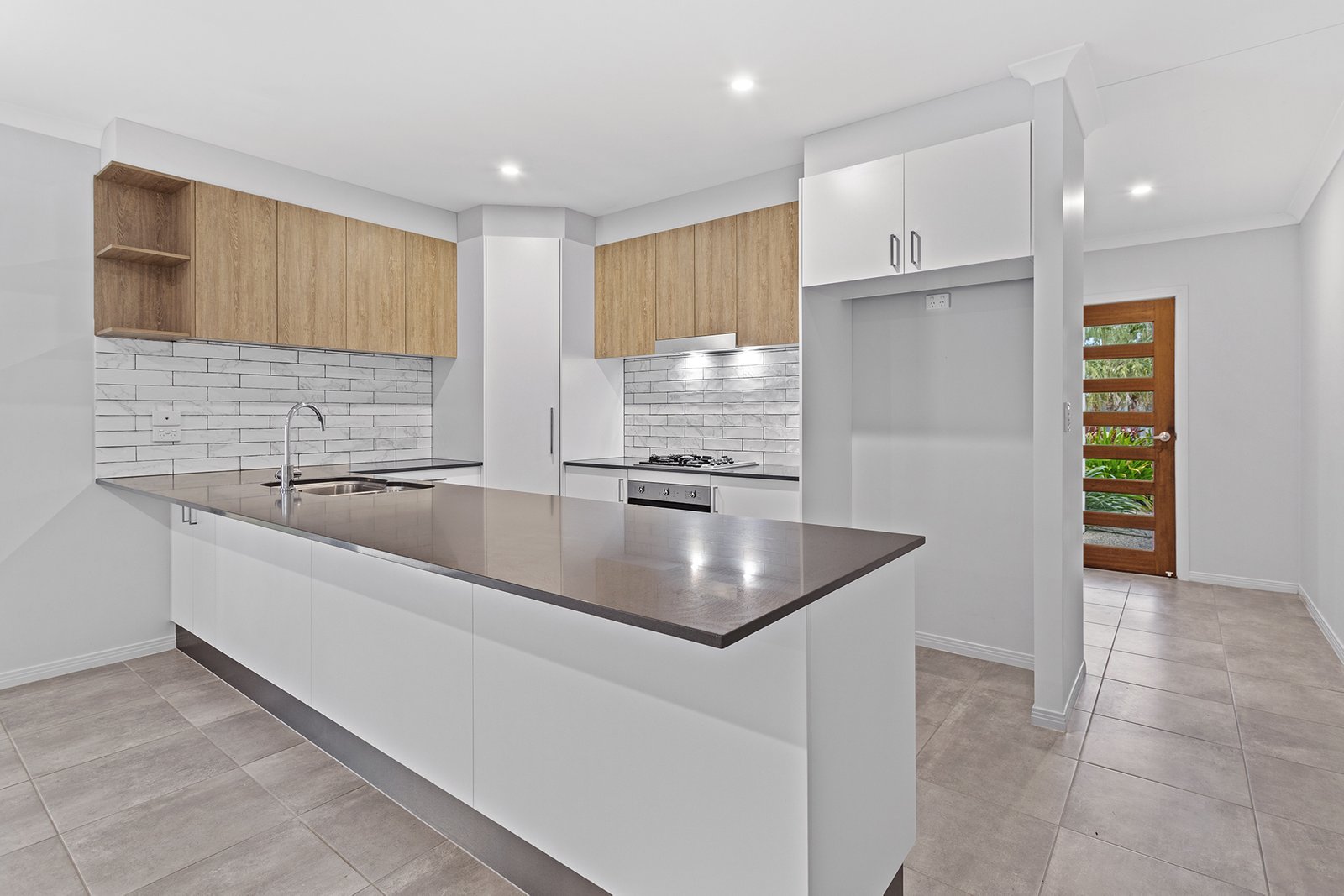 2/11 Jessamine Close CANNONVALE 2