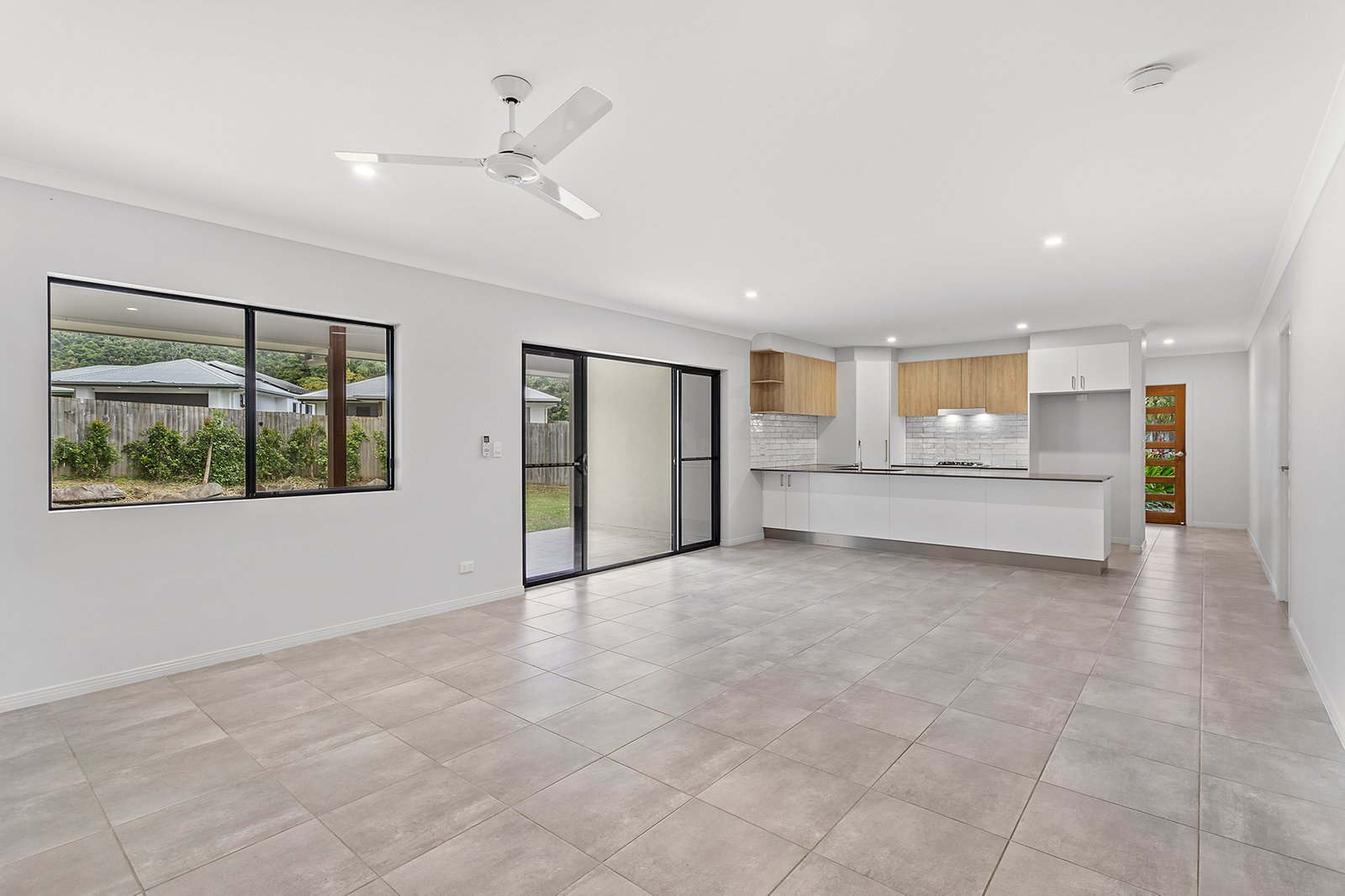 2/11 Jessamine Close CANNONVALE 6