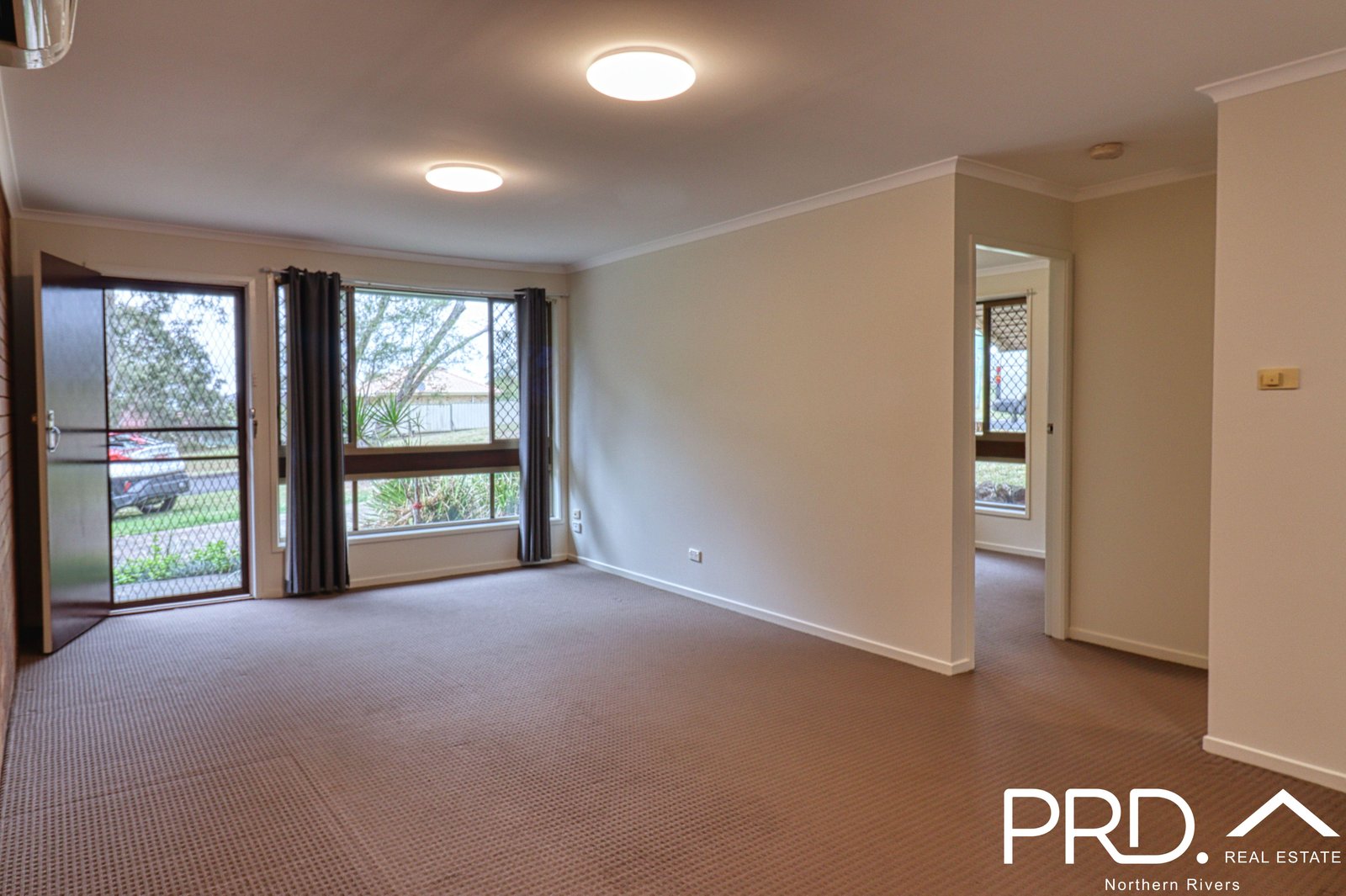 2/11 Mark Place GOONELLABAH 3