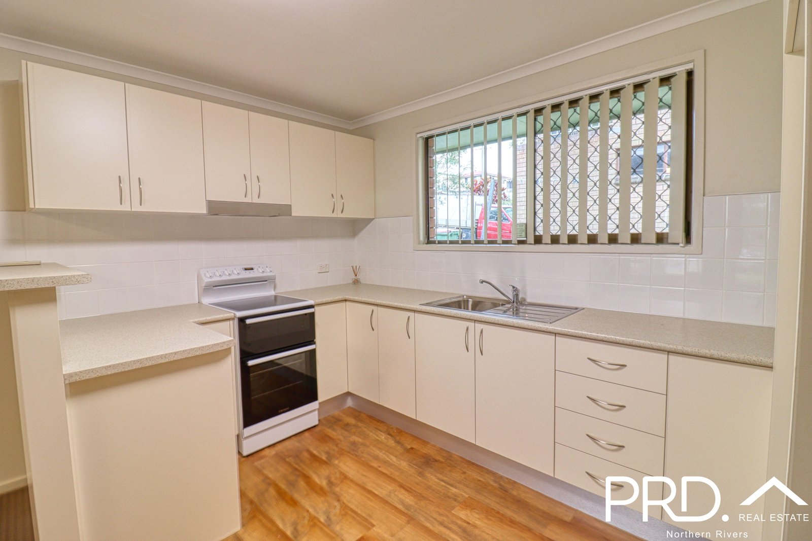 2/11 Mark Place GOONELLABAH 4