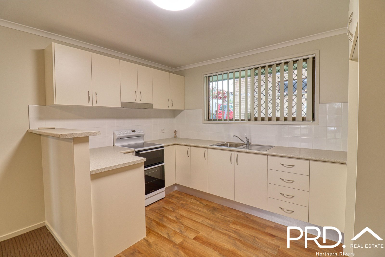 2/11 Mark Place GOONELLABAH 5