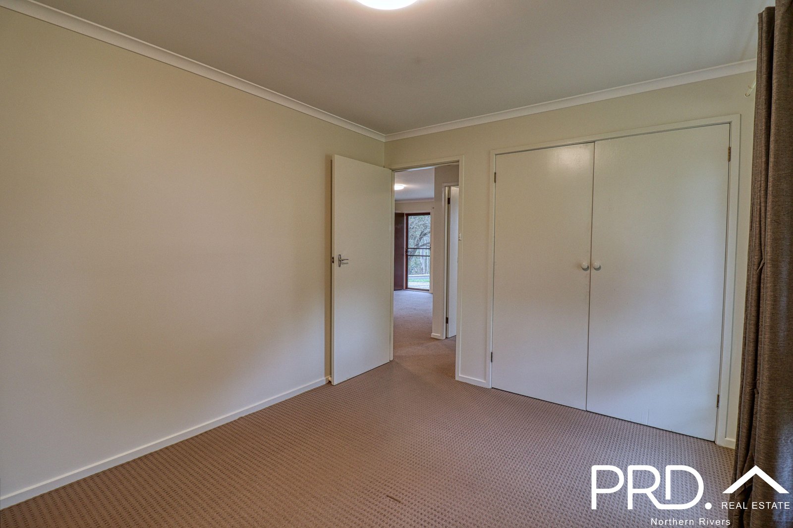 2/11 Mark Place GOONELLABAH 9