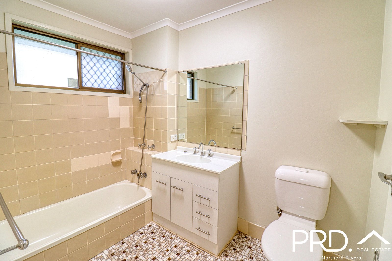 2/11 Mark Place GOONELLABAH 11