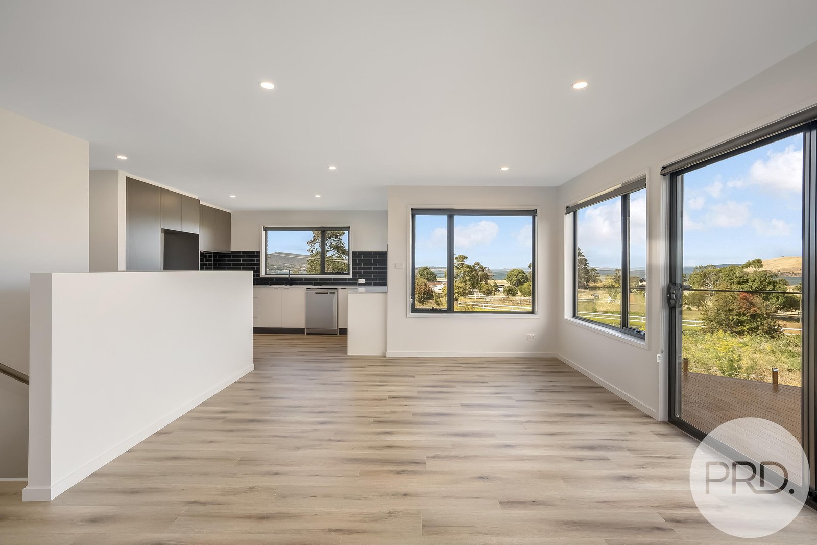 2/11 Melner Place OAKDOWNS 11