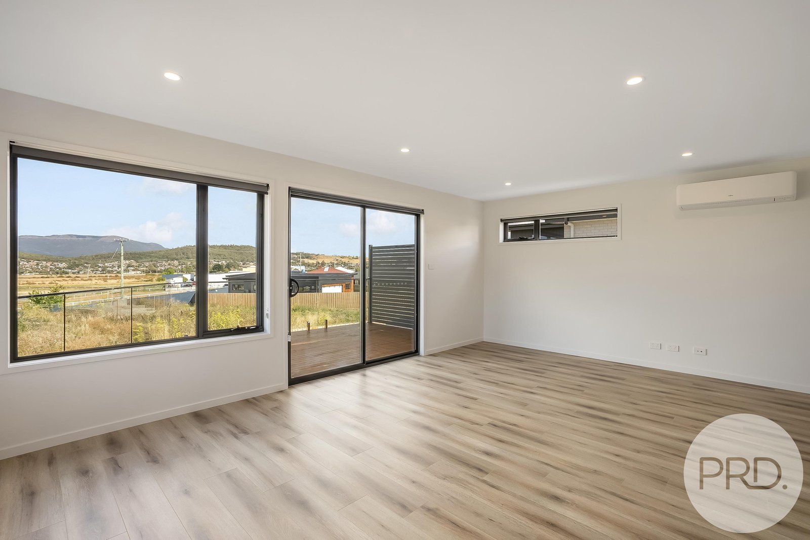2/11 Melner Place OAKDOWNS 12