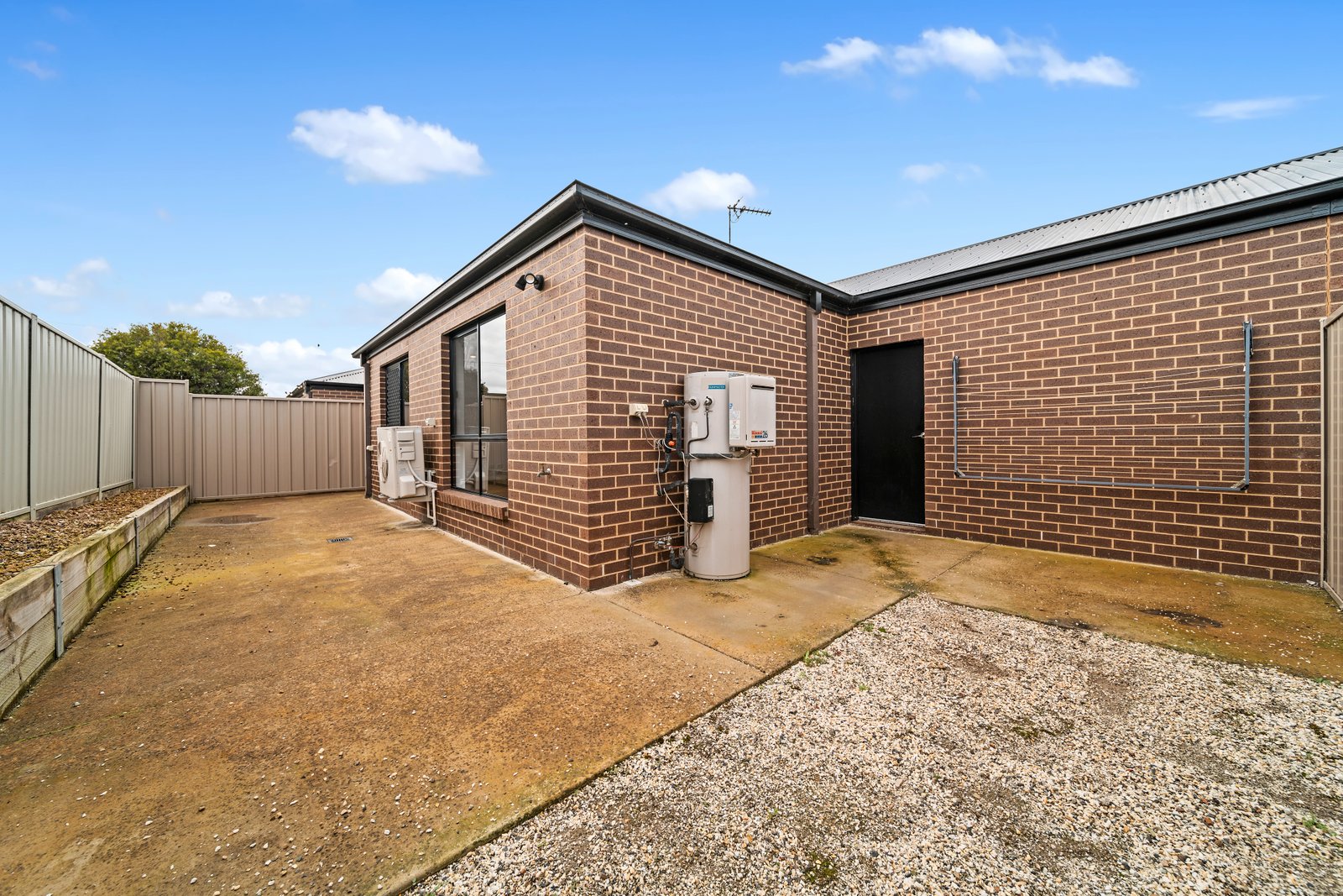 2/11 Semmens Street LONG GULLY 9
