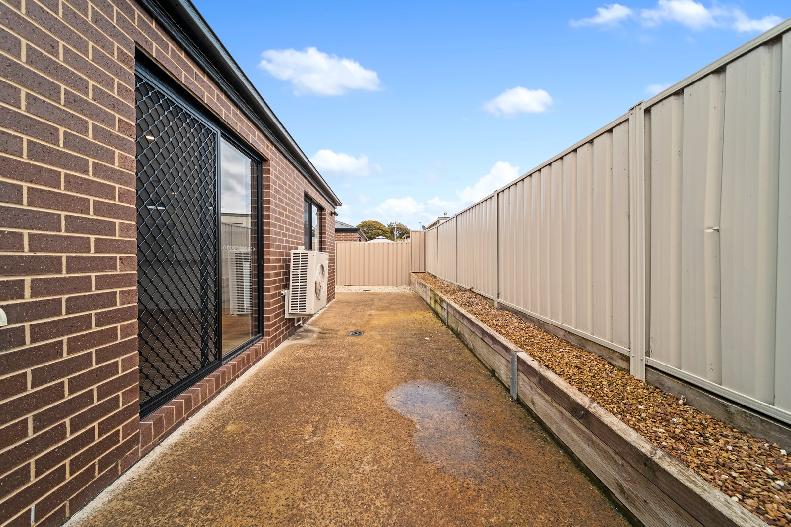 2/11 Semmens Street LONG GULLY 10