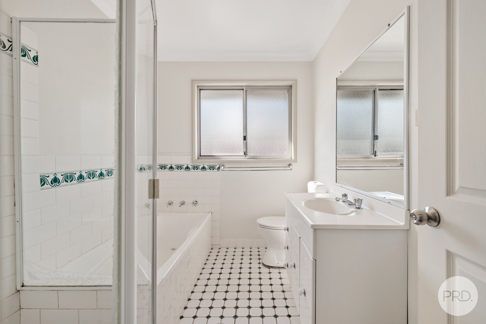 21/113 The Lakes Drive GLENMORE PARK 10