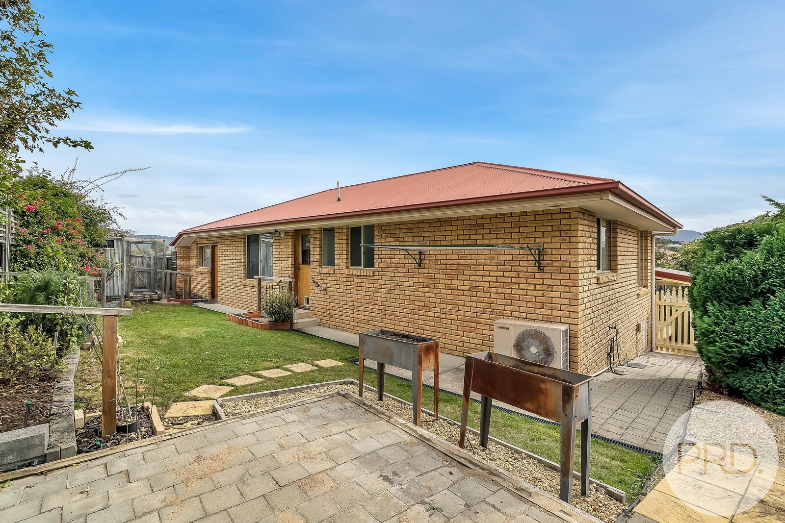 2/113 Cambridge Road BELLERIVE 9