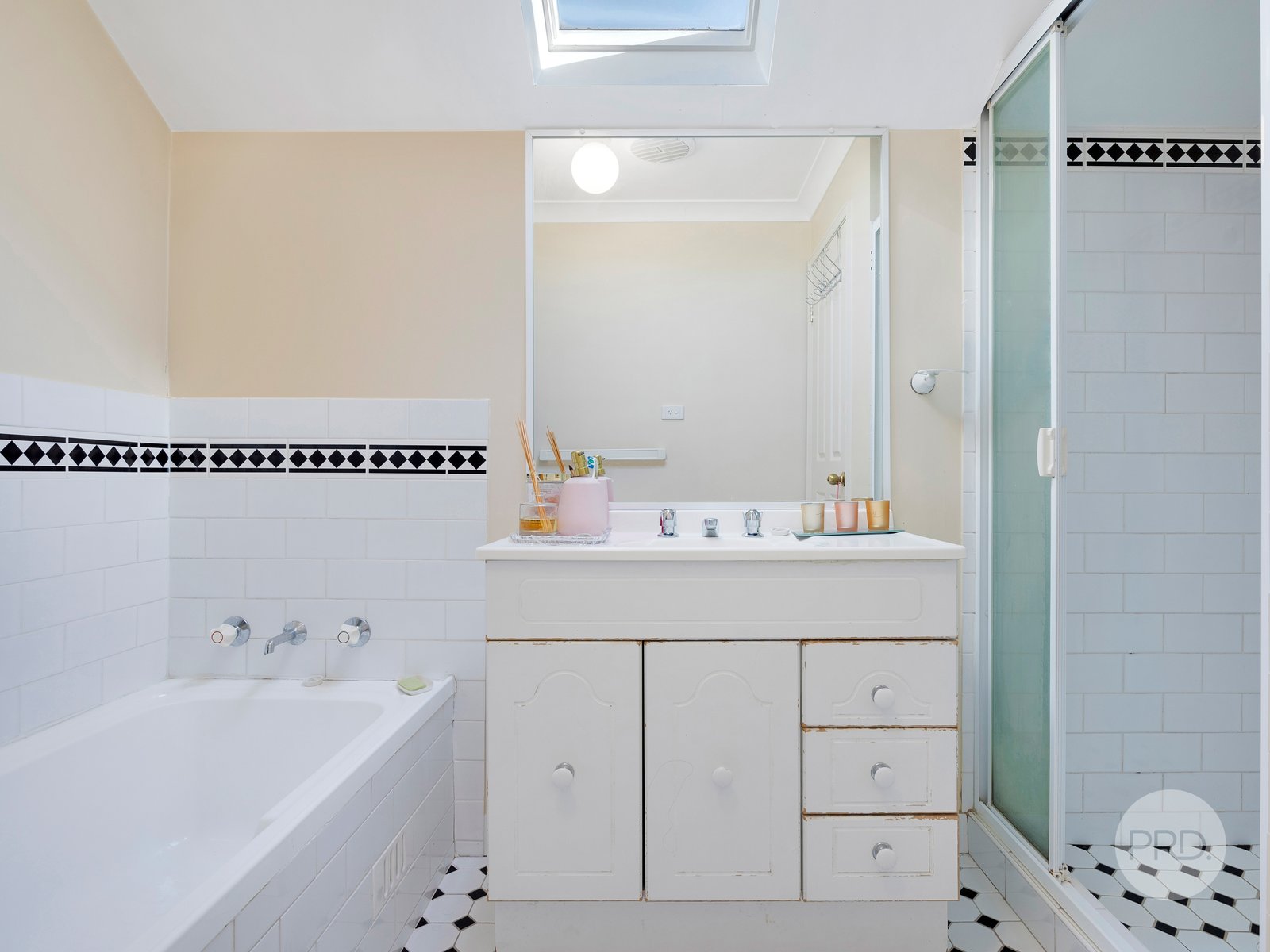 2/113 The Lakes Drive GLENMORE PARK 8