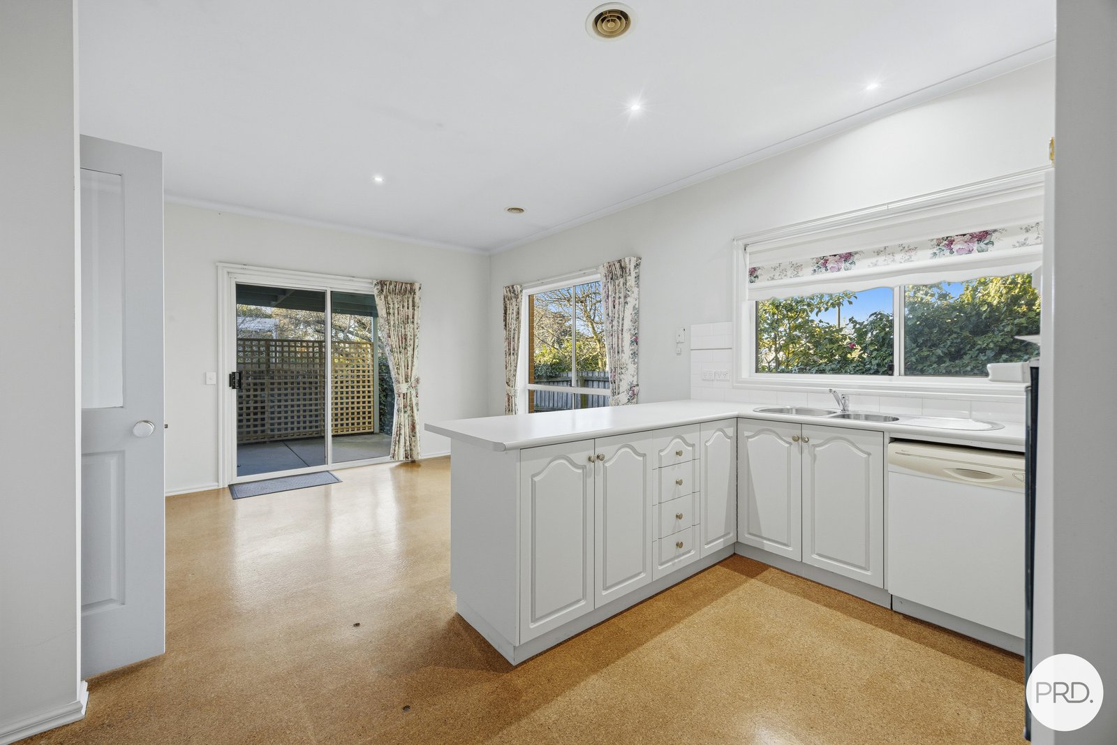 2/114 Burnbank Street LAKE WENDOUREE 9