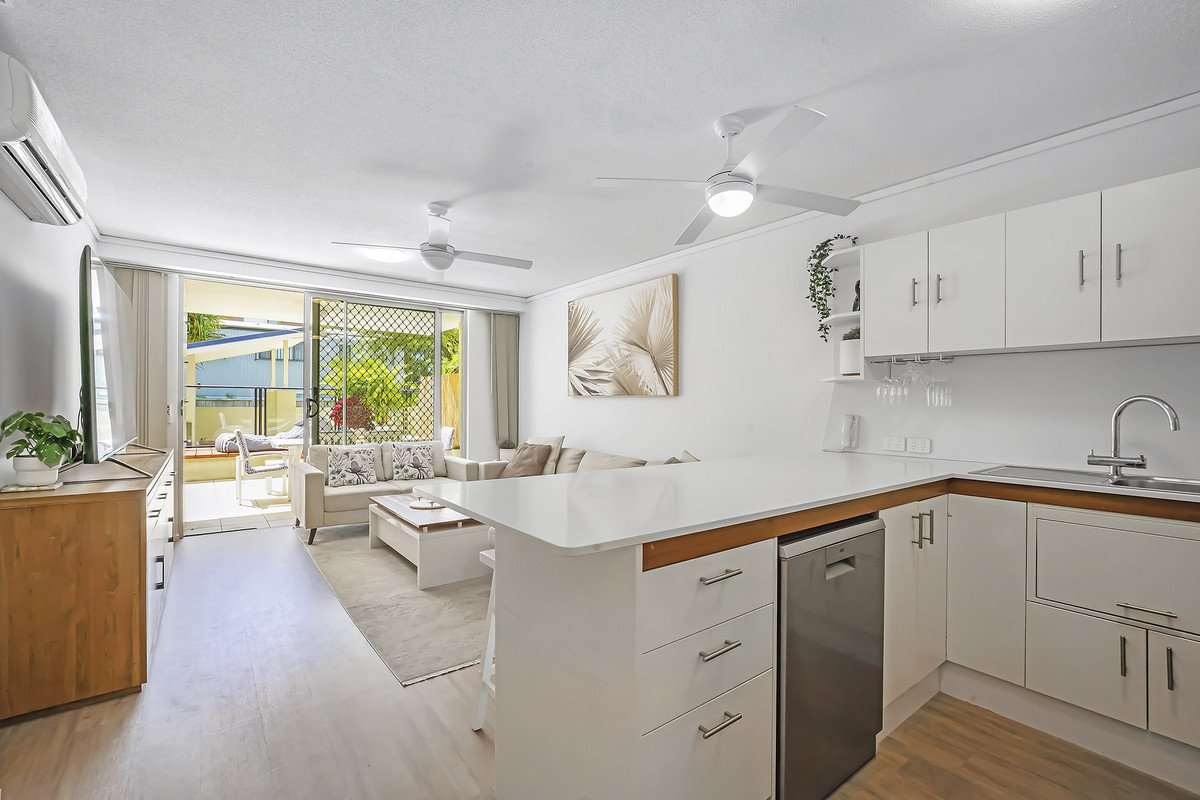 2/119 Sunshine Parade Miami 2