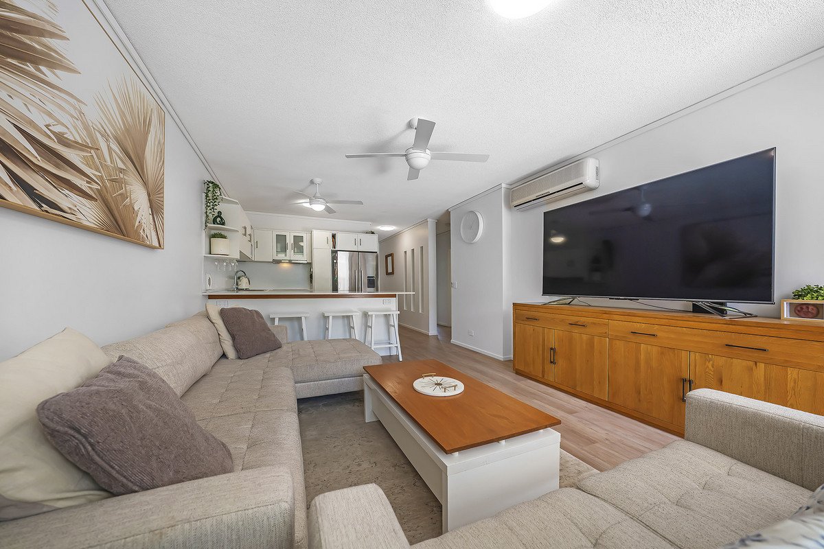 2/119 Sunshine Parade Miami 3