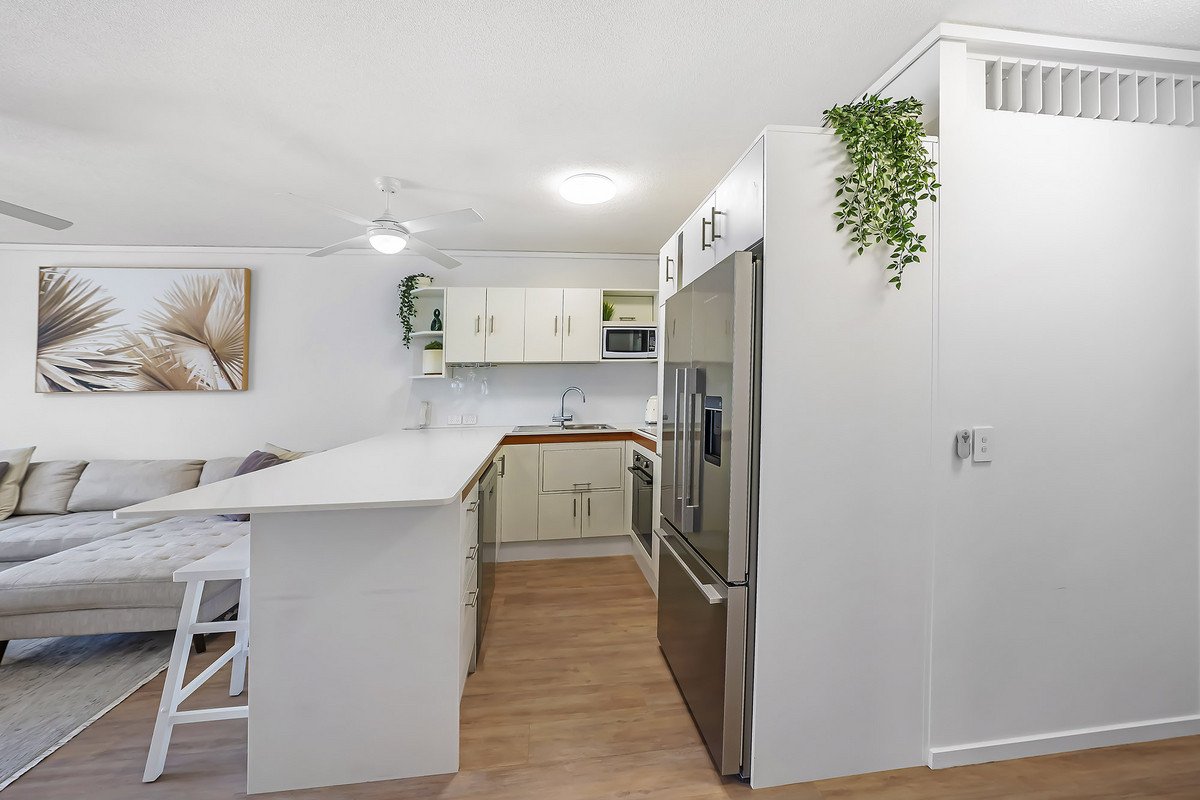 2/119 Sunshine Parade Miami 4