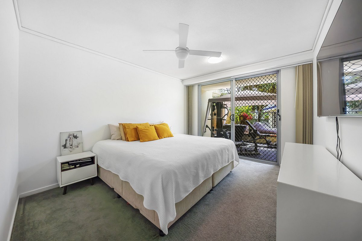 2/119 Sunshine Parade Miami 6