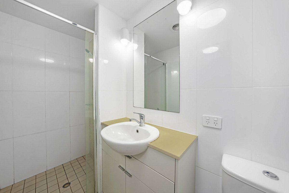 2/119 Sunshine Parade Miami 7