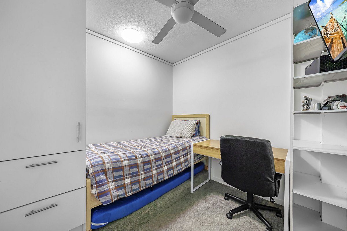 2/119 Sunshine Parade Miami 9