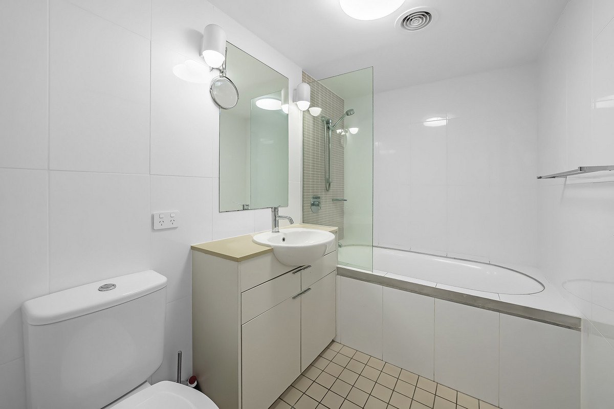 2/119 Sunshine Parade Miami 10