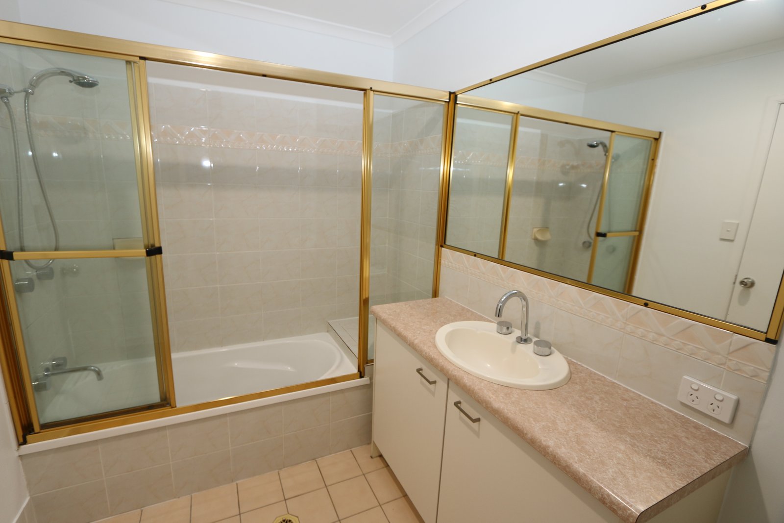 21/1a Alison Road CARRARA 10