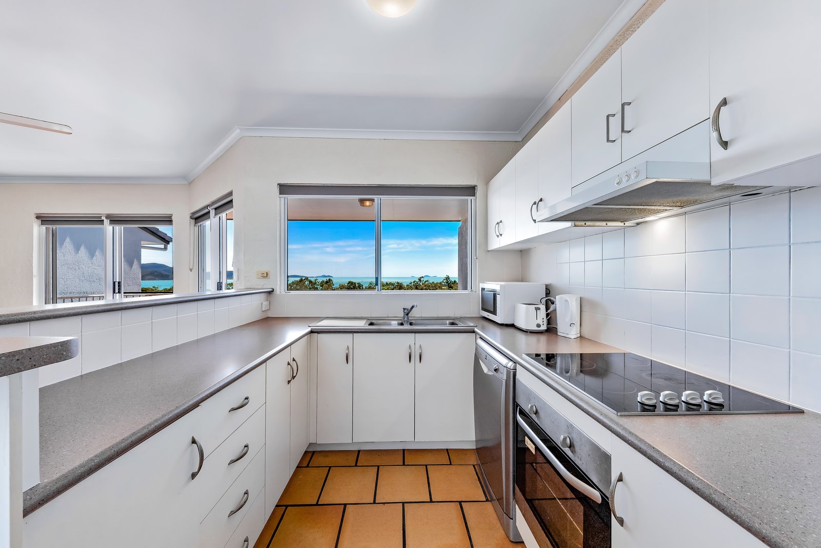 2/12-18 Eshelby Drive CANNONVALE 3