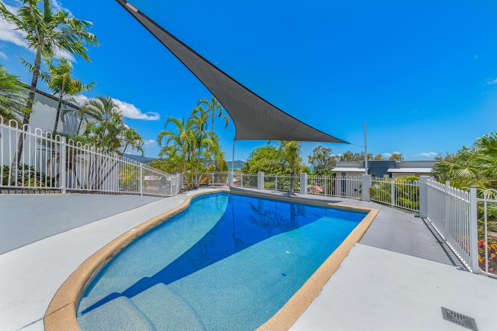 2/12-18 Eshelby Drive CANNONVALE 12