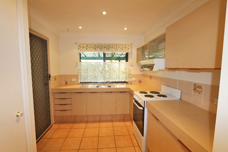 2/12 Burwood Court LABRADOR 3