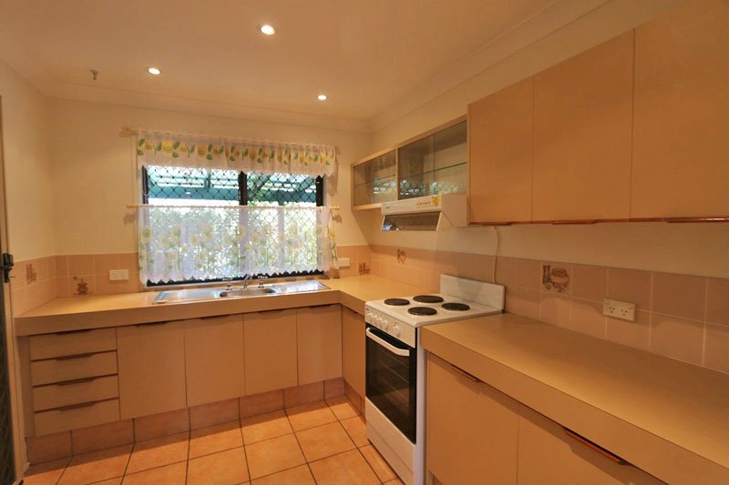 2/12 Burwood Court LABRADOR 4