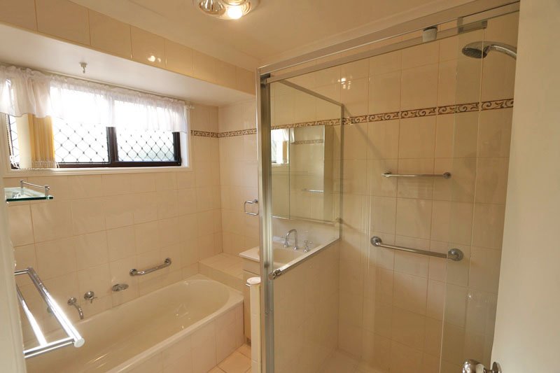 2/12 Burwood Court LABRADOR 5