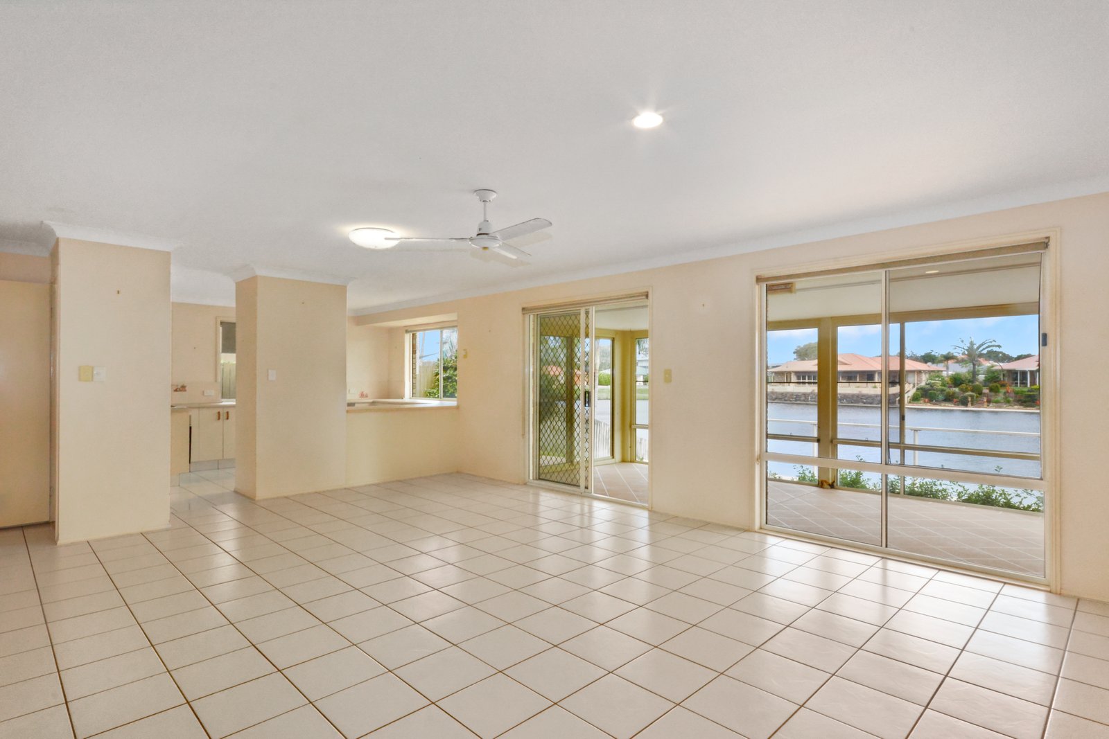 2/12 Edinburgh Court POTTSVILLE 3