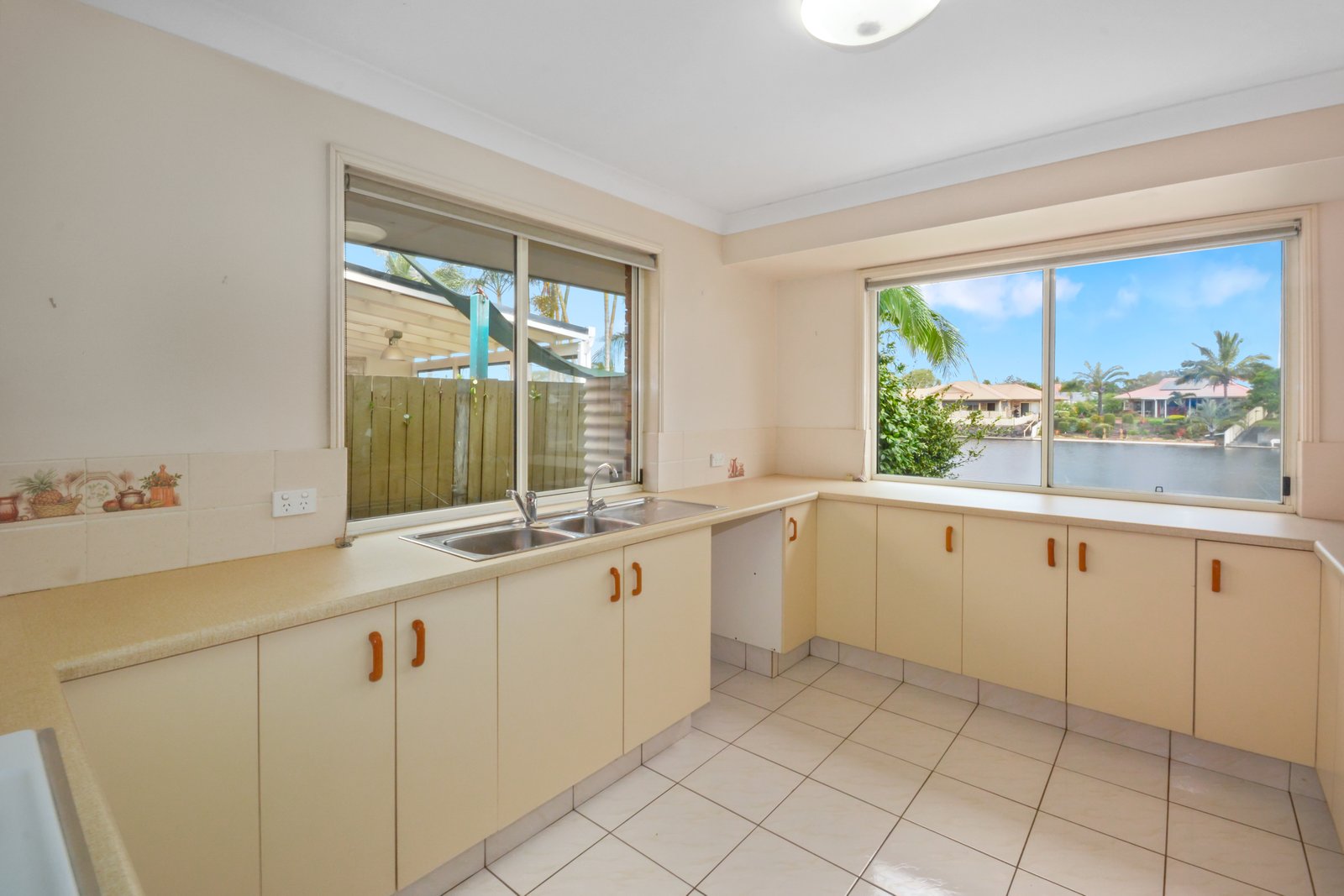 2/12 Edinburgh Court POTTSVILLE 4