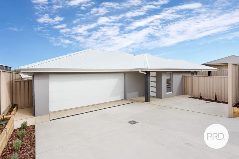 2/12 Gibson Street BOOROOMA 1